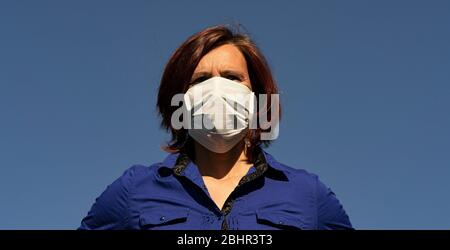 femme portant un masque à l'extérieur Banque D'Images