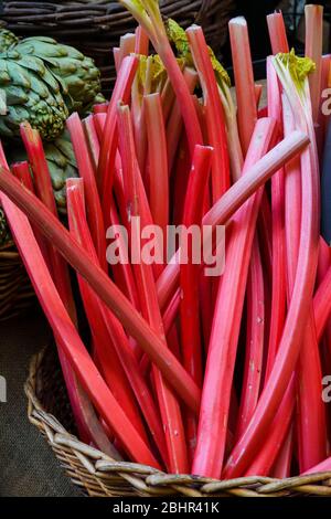 Produits locaux à vendre présentés sur le marché. Marché agricole de quartier à Londres. Bio et bio frais saine alimentation concept. Légumes, légumes, Banque D'Images