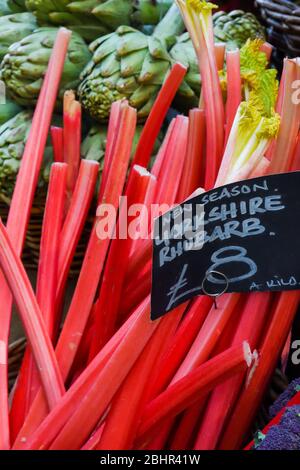 Produits locaux à vendre présentés sur le marché. Marché agricole de quartier à Londres. Bio et bio frais saine alimentation concept. Légumes, légumes, Banque D'Images