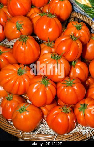 Produits locaux à vendre présentés sur le marché. Marché agricole de quartier à Londres. Bio et bio frais saine alimentation concept. Légumes, légumes, Banque D'Images