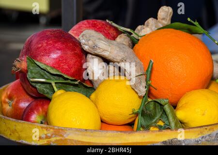 Produits locaux à vendre présentés sur le marché. Marché agricole de quartier à Londres. Bio et bio frais saine alimentation concept. Légumes, légumes, Banque D'Images