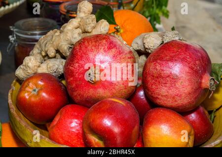 Produits locaux à vendre présentés sur le marché. Marché agricole de quartier à Londres. Bio et bio frais saine alimentation concept. Légumes, légumes, Banque D'Images