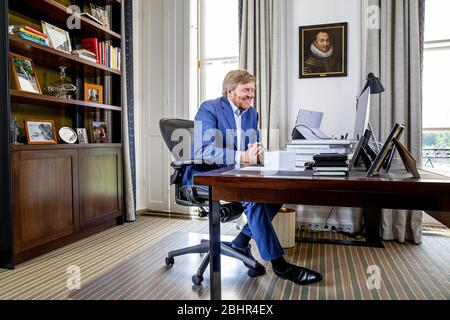 La Haye, Pays-Bas. 27 avril 2020. Vidéocentres du bureau de PalaceKing Willem-Alexander des Pays-Bas au Palace Huis ten Bosch à la Haye, le 27 avril 2020, célébrant la Journée des rois 2020, en raison de la crise corona, la célébration à Maastricht ne pourrait avoir lieu cette année crédit: Albert Nieboer/ Pays-Bas OUT/point de vue OUT |/dpa/Alay Live News Banque D'Images