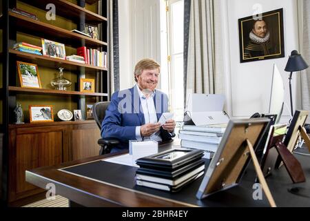 La Haye, Pays-Bas. 27 avril 2020. Vidéocentres du bureau de PalaceKing Willem-Alexander des Pays-Bas au Palace Huis ten Bosch à la Haye, le 27 avril 2020, célébrant la Journée des rois 2020, en raison de la crise corona, la célébration à Maastricht ne pourrait avoir lieu cette année crédit: Albert Nieboer/ Pays-Bas OUT/point de vue OUT |/dpa/Alay Live News Banque D'Images