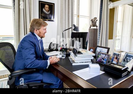 La Haye, Pays-Bas. 27 avril 2020. Vidéocentres du bureau de PalaceKing Willem-Alexander des Pays-Bas au Palace Huis ten Bosch à la Haye, le 27 avril 2020, célébrant la Journée des rois 2020, en raison de la crise corona, la célébration à Maastricht ne pourrait avoir lieu cette année crédit: Albert Nieboer/ Pays-Bas OUT/point de vue OUT |/dpa/Alay Live News Banque D'Images