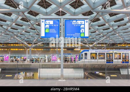 La Haye, Pays-Bas - 15 janvier 2020: Panneau d'information train et tram sur une plateforme de deux niveaux à l'intérieur de la gare centrale de la Haye Banque D'Images