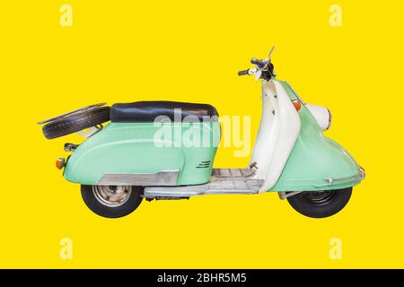 Menthe duotone rétro avec scooter blanc des années cinquante sur fond jaune Banque D'Images