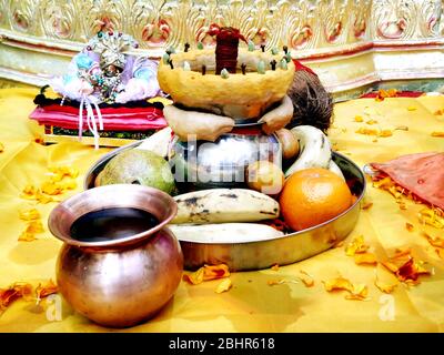 Pooja Thali magnifiquement décoré pour célébrer le festival de culte, haldi ou poudre de curcuma et kumkum, fleurs, bâtons parfumés en plaque, pu hindou Banque D'Images