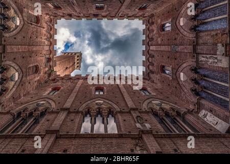 Tour de Sienne - vue vers Torre del Mangia (tour de Mangia) de l'intérieur de la cour intérieure du Palazzo Publico à Sienne, Toscane, Italie. Banque D'Images