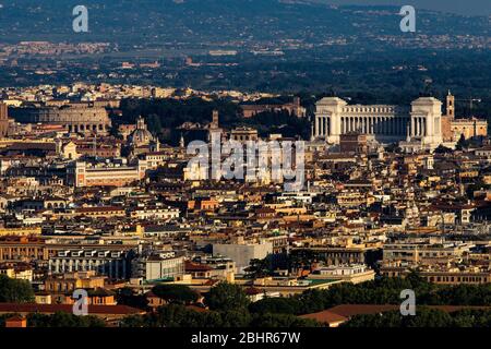 Une vue panoramique de l'observatoire de Monte Mario montre la ville de Rome depuis une position haute pendant le maintien du pays après la nouvelle pandémie de coronavirus COVID-19. En haut à gauche le Colisée en haut à droite le monument Victor Emmanuel II (photo de Giuseppe 'Pino' Fama/Pacific Press/Sipa USA) Banque D'Images