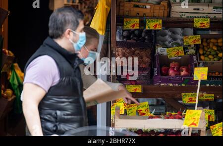 Hambourg, Allemagne. 27 avril 2020. Une femme et un homme portent des masques de bouche à nez lorsqu'ils font des achats dans un magasin de jardiniers. Crédit: Axel Heimken/dpa/Alay Live News Banque D'Images