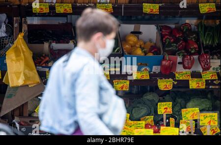 Hambourg, Allemagne. 27 avril 2020. Une femme porte un masque de protection de la bouche du nez lorsqu'elle fait des achats dans un magasin de jardiniers. Crédit: Axel Heimken/dpa/Alay Live News Banque D'Images