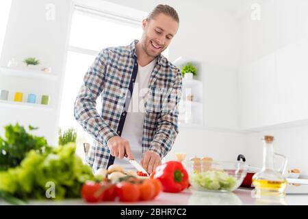 Portrait de joli sympathique sympathique sympathique gai gai gai gars focalisé faire frais délicieux plat domestique dîner déjeuner profiter de la bonne vie de matin style de vie dans Banque D'Images