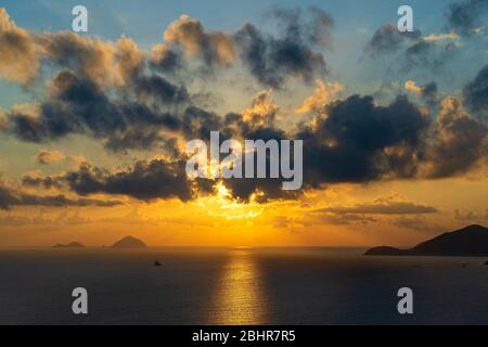 Lever du soleil sur Hon Chong cape, Nha Trang, province de Khanh Hoa, Vietnam. Concept de voyage et de nature. Ciel du matin, nuages, soleil et eau de mer Banque D'Images