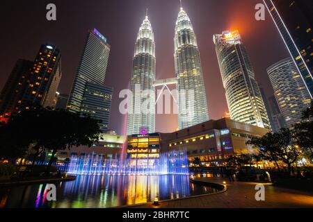 KLCC Park à Kuala Lumpur la nuit Banque D'Images