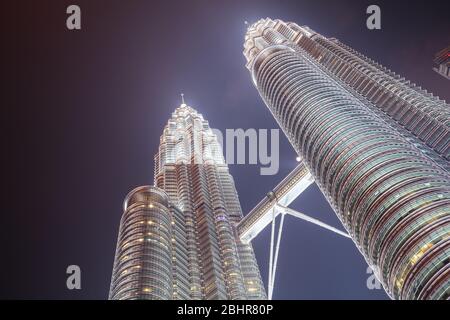 KLCC Park à Kuala Lumpur la nuit Banque D'Images