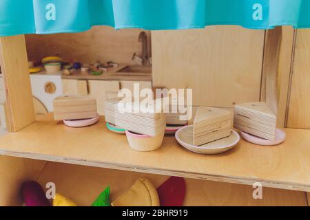 Ensemble d'ustensiles de cuisine pour barbecue. Jouets pour enfants. Jeu de cuisine pour enfants. barbecue en plastique pour jouer avec différentes couleurs dans la chambre Banque D'Images