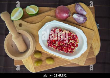 Betterave avec ail et mayonnaise. Salade panaméenne faite de pommes de terre, betteraves, œufs, oignons et mayonnaise . planche en bois Banque D'Images