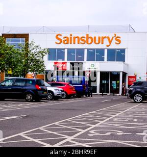 Supermarché britannique Sainsburys ouvert pendant les règles de verrouillage des directives gouvernementales pour le Coronavirus ou le Covid-19, pour les acheteurs de produits alimentaires Banque D'Images