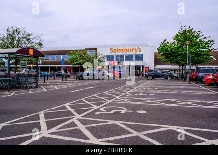 Supermarché britannique Sainsburys ouvert pendant les règles de verrouillage des directives gouvernementales pour le Coronavirus ou le Covid-19, pour les acheteurs de produits alimentaires Banque D'Images