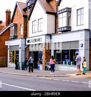 Shoppers Quetiing devant un Hall alimentaire Marks and Spencer dans le sud de Londres, obting Government Lockdown Guidelines on social Distacing Banque D'Images