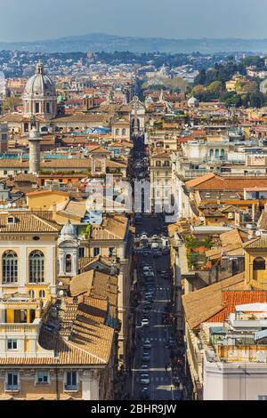 Rome, Italie. Les toits offrent une vue sur la via del Corso depuis le sommet du monument Vittorio Emanuele II. Banque D'Images