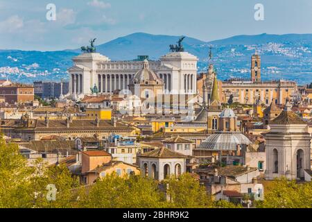 Rome, Italie. Vue sur le toit du monument Vittorio Emanuele II de Castel Sant'Angelo. Banque D'Images