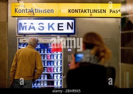 Berlin, Allemagne. 27 avril 2020. Un distributeur automatique où vous pouvez acheter des verres de contact ainsi que des masques simples est situé sur la plate-forme de la station de métro Turmstraße. À Berlin, le système de transport public est tenu de porter des masques pour la bouche et le nez afin de contenir le nouveau coronavirus. Crédit: Christoph Soeder/dpa/Alay Live News Banque D'Images