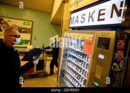 Berlin, Allemagne. 27 avril 2020. Un homme avec un masque de visage regarde un distributeur automatique sur la plate-forme de la station de métro Turmstraße, où vous pouvez acheter des verres de contact et des masques simples. À Berlin, le système de transport public est tenu de porter des masques pour la bouche et le nez afin de contenir le nouveau coronavirus. Crédit: Christoph Soeder/dpa/Alay Live News Banque D'Images