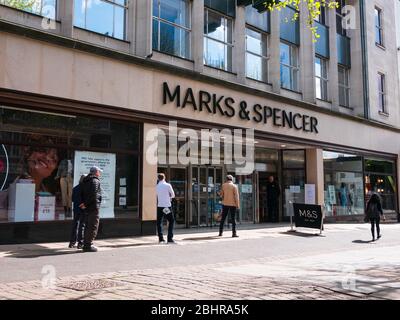 York, Royaume-Uni. 27 avril 2020. Les gens font la queue à deux mètres de distance en dehors de Marks and Spencer à York. Crédit: ED Clews/Alay Live News. Banque D'Images