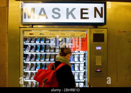 Berlin, Allemagne. 27 avril 2020. Un distributeur automatique où vous pouvez acheter des verres de contact ainsi que des masques simples est situé sur la plate-forme de la station de métro Turmstraße. À Berlin, le système de transport public est tenu de porter des masques pour la bouche et le nez afin de contenir le nouveau coronavirus. Crédit: Christoph Soeder/dpa/Alay Live News Banque D'Images