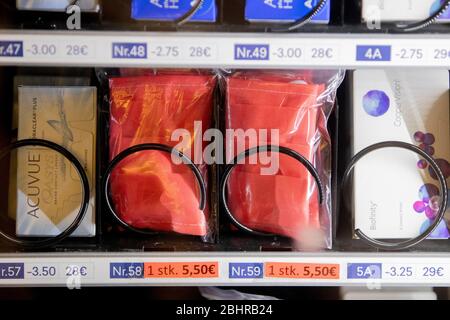 Berlin, Allemagne. 27 avril 2020. Un distributeur automatique où vous pouvez acheter des verres de contact ainsi que des masques simples est situé sur la plate-forme de la station de métro Turmstraße. À Berlin, le système de transport public est tenu de porter des masques pour la bouche et le nez afin de contenir le nouveau coronavirus. Crédit: Christoph Soeder/dpa/Alay Live News Banque D'Images