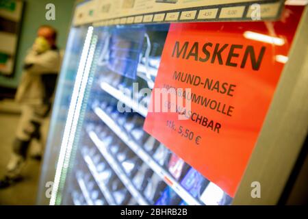 Berlin, Allemagne. 27 avril 2020. Un distributeur automatique, où vous pouvez acheter des verres de contact ainsi que des masques lavables en coton simples, est situé sur la plate-forme de la station de métro Turmstraße. À Berlin, les transports publics pour contenir le nouveau coronavirus, il est obligatoire de porter une couche pour la bouche et le nez. Crédit: Christoph Soeder/dpa/Alay Live News Banque D'Images