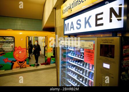 Berlin, Allemagne. 27 avril 2020. Un distributeur automatique où vous pouvez acheter des verres de contact ainsi que des masques simples est situé sur la plate-forme de la station de métro Turmstraße. À Berlin, le système de transport public est tenu de porter des masques pour la bouche et le nez afin de contenir le nouveau coronavirus. Crédit: Christoph Soeder/dpa/Alay Live News Banque D'Images