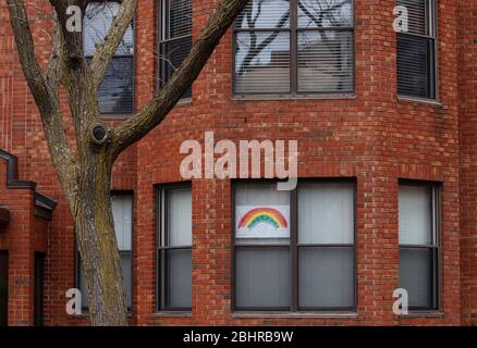 26 avril 2020 - Montréal, QC, Canada: Rainbow dessin dans une baie vitrée, façade d'appartement pendant la pandémie de Coronavirus COVID-19 Banque D'Images