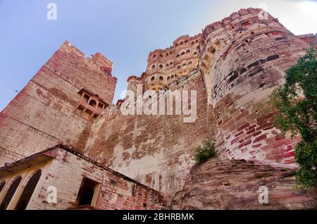 JODHPUR, INDE – DEC. 02, 2019: Vue extérieure du célèbre fort Mehrangarh, construit par Rao Jodha Ji vers 1459. C'est l'un des plus grands forts de l'Inde. Banque D'Images