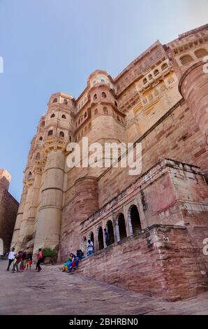 JODHPUR, INDE – DEC. 02, 2019: Vue extérieure du célèbre fort Mehrangarh, construit par Rao Jodha Ji vers 1459. C'est l'un des plus grands forts de l'Inde. Banque D'Images