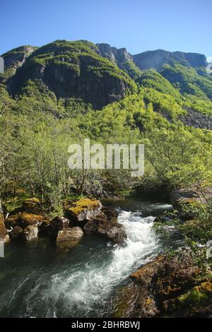 Magnifique paysage le long de la randonnée en montagne au lac Myrdalsvatnet & lac Bondhus, près de Rosendal, parc national Folgefonna, Norvège. Banque D'Images