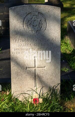 Tombe militaire de guerre dans le cimetière de Brindle Banque D'Images