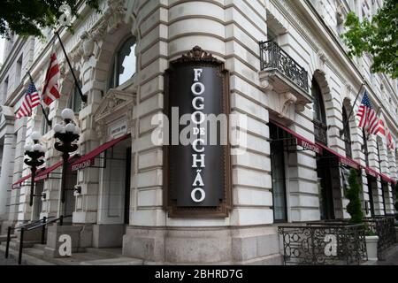 Vue générale du restaurant brésilien Fogo de ch °o, situé à Washington, DC, le 27 avril 2020, au milieu de la pandémie de Coronavirus. Selon les rapports, la chaîne de restaurant avec 42 emplacements a reçu de multiples prêts de la Small Business Administration (SBA) totalisant près de 20 millions de dollars dans le cadre d'un programme de relance dans la loi CARES. Aujourd'hui, les décès connus de COVID-19 ont dépassé 200 000 dans le monde, tandis que dans l'ensemble des États américains ont commencé à rouvrir leur économie, le nombre total de cas confirmés américains s'élevant à 1 million. (Graeme Sloan/Sipa USA) Banque D'Images