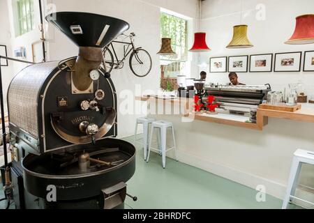 Johannesburg, Afrique du Sud - 14 janvier 2013 : machines de l'ancienne école utilisées pour faire rôtir les grains de café Banque D'Images