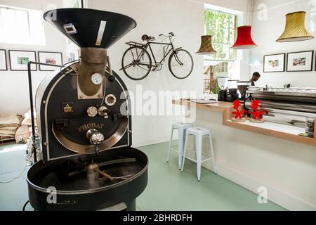 Johannesburg, Afrique du Sud - 14 janvier 2013 : machines de l'ancienne école utilisées pour faire rôtir les grains de café Banque D'Images