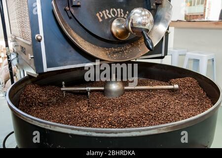 Johannesburg, Afrique du Sud - 14 janvier 2013 : machines de l'ancienne école utilisées pour faire rôtir les grains de café Banque D'Images