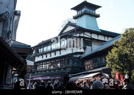 CHIBA, JAPON - 19 JANVIER 2019: Narita Hot Spot, les touristes à Naritasan Omotesando Road, un endroit populaire près de l'aéroport de Narita, UN paysage urbain rétro, lignes de Banque D'Images