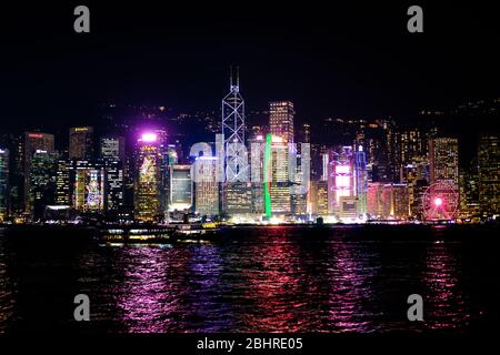 HONG KONG, CHINE - 21 JANVIER 2019 : vue nocturne du port de Victoria depuis le point de vue de la jetée publique de Kowloon. Banque D'Images