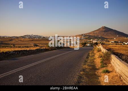 Route vers Naoussa au coucher du soleil, Paros, Cyclades îles, Grèce, Europe du Sud Banque D'Images