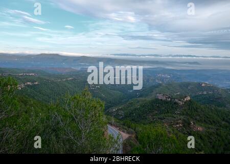 Spanische Berge dans le den Wolken Banque D'Images