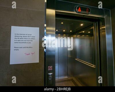 Avis sur la distance sociale sur la porte de l'ascenseur dans le bloc d'appartements, Edimbourg, Ecosse, Royaume-Uni Banque D'Images