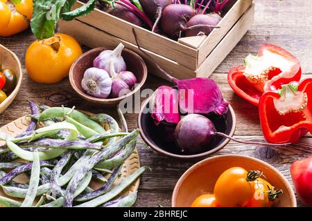 Légumes frais biologiques maison sur table en bois rustique, vie durable, alimentation saine, nourriture à base de plantes, ingrédients de cuisson, betteraves, tomates Banque D'Images