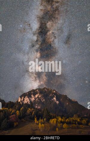 Milky Way au-dessus des montagnes Piatra Craiului en Roumanie Banque D'Images